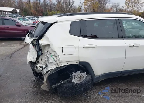 2020 Jeep Compass Latitude 4X4 z USA, uszkodzony, nr VIN 3C4NJDBB1LT145449